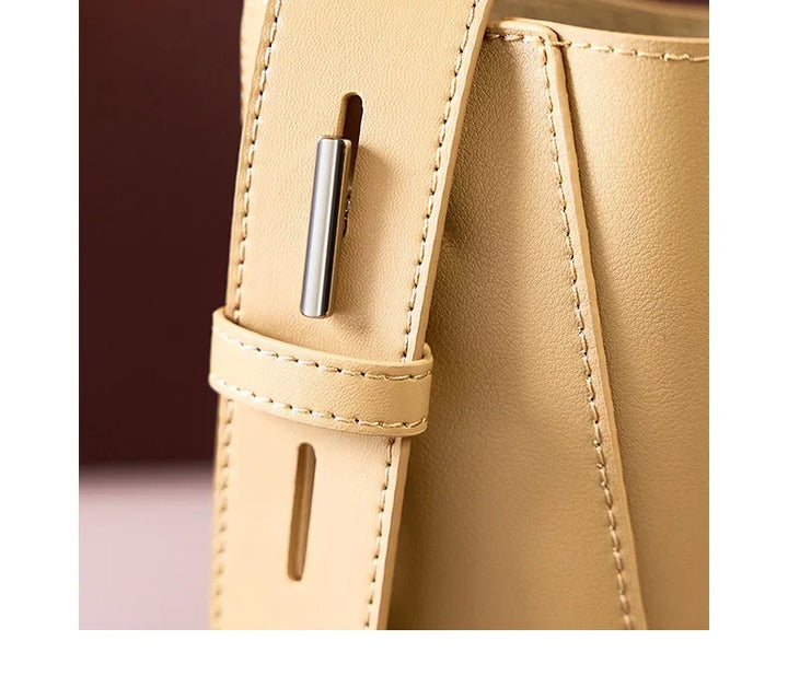 tine™ – Elegant shoulder bag in a sandy shade with strap-inspired handles