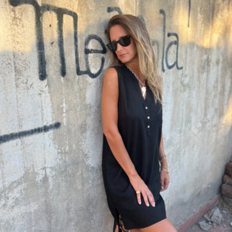 Nola™ – Sleeveless V-Neck Button-Down Dress with Pockets