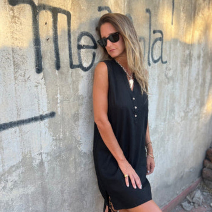 Nola™ – Sleeveless V-Neck Button-Down Dress with Pockets